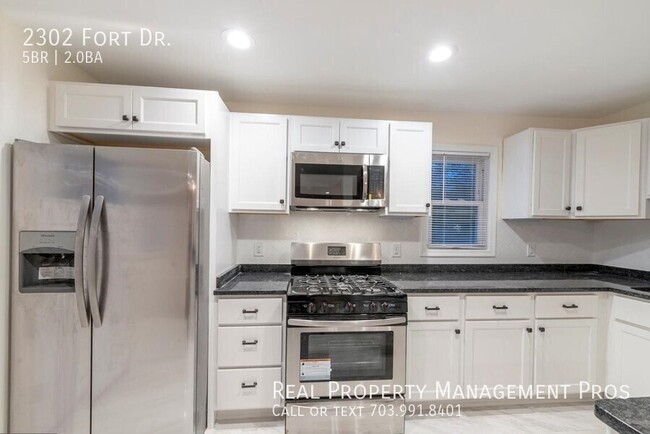 Building Photo - 2302 Fort Dr