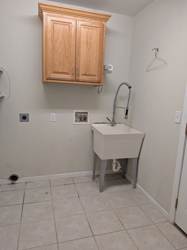 Building Photo - GORGEOUS 3 Bed 2 Bath Home