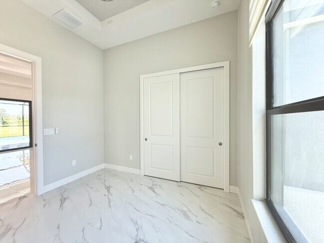 Building Photo - 20 Coxswain Dr