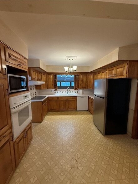 Building Photo - 1918 W Wedington Dr