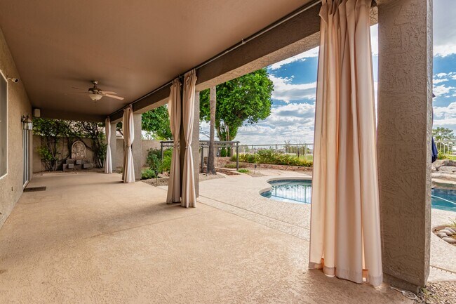 Building Photo - 4 Bedroom 2.5 Bath w/3 Car Garage in Super...