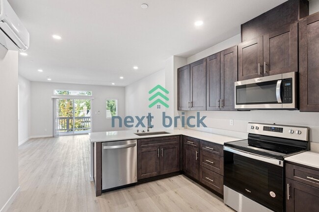 Building Photo - "Spacious 3-Bedroom Luxury Townhouse in Everett with 3 Full Baths"