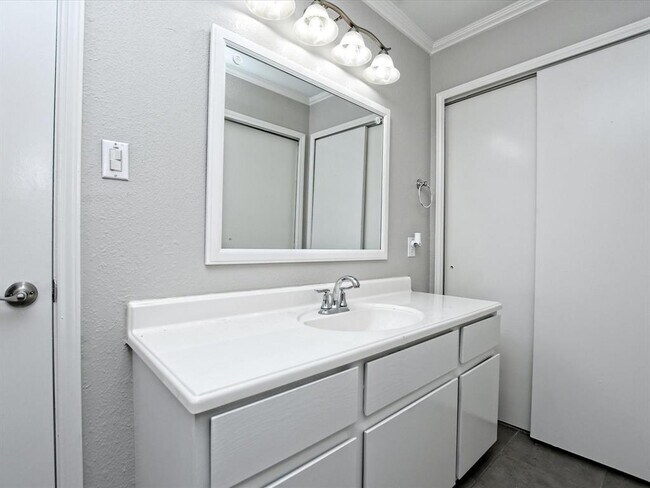 Building Photo - 806 Sunny Ln