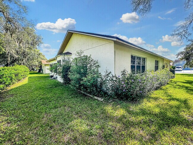 Building Photo - "Charming 2-Bedroom Oasis with 2 Full Bath...