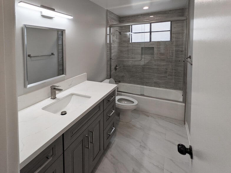 Building Photo - 458 S Oakhurst Dr