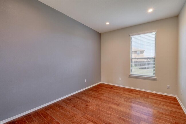 Building Photo - 117 Brittany Ln