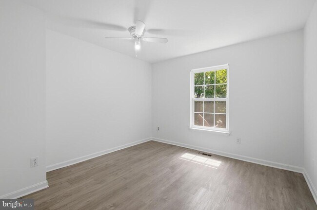 Building Photo - 46601 Carriage Ct