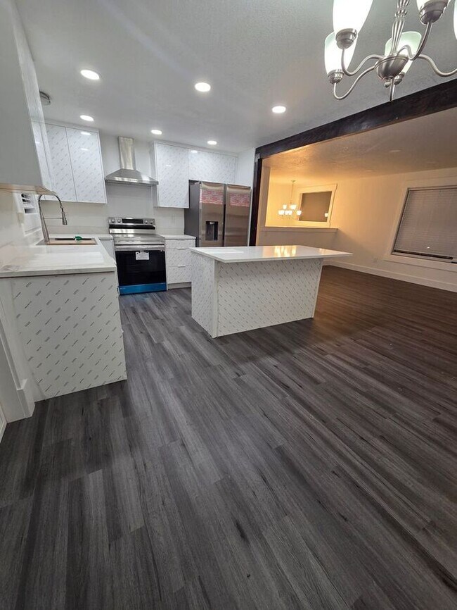 Building Photo - Must see Interior!! Tacoma 5 Bed with Large Fenced Back Yard on Dead End Street!