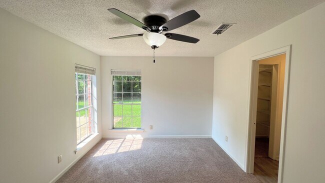 Building Photo - Lovely 3-Bedroom
