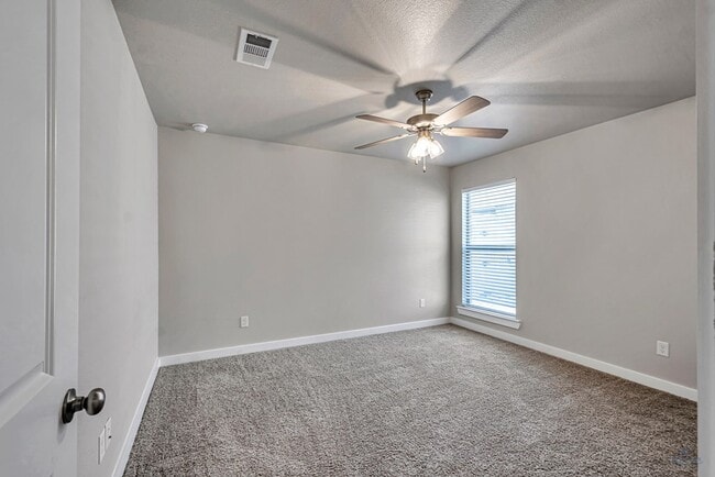 Building Photo - 1303 Red Cliff Ave