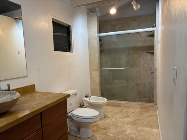 Building Photo - 2 Bedroom/2 Bathroom with Gorgeous Lanai a...