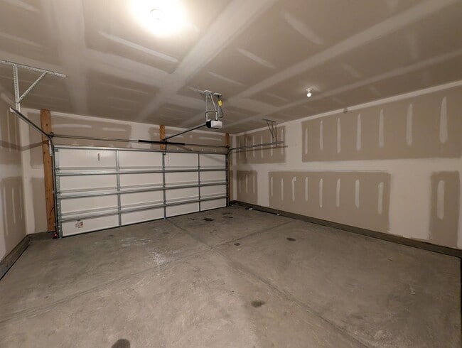 Building Photo - 332 Canyon Spring Trl