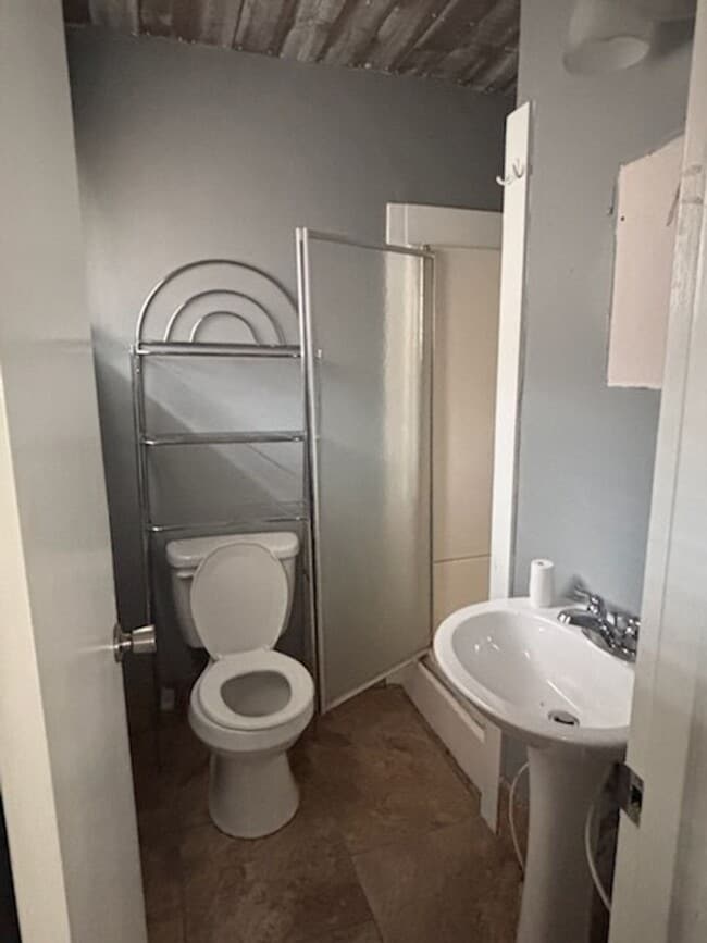 Building Photo - 1670 Kentwood Dr