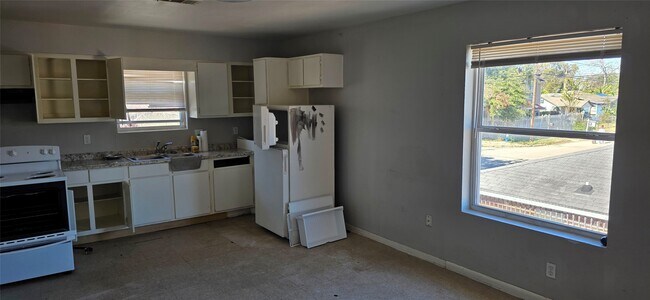 Building Photo - 5130 Chapman St