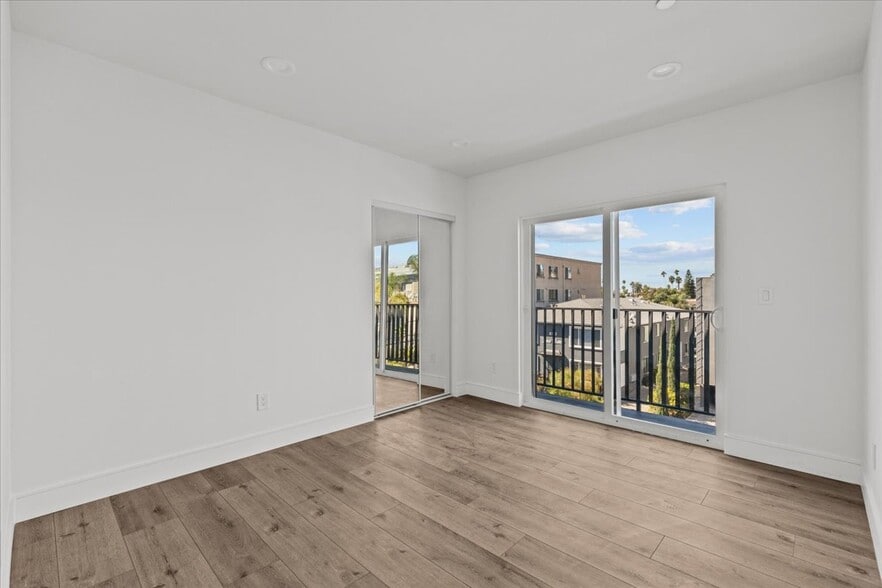 Building Photo - 860 N Hudson Ave