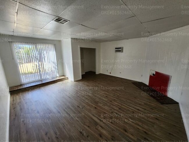 Building Photo - 4 bedroom/ 1 bathroom near schools, park, ...