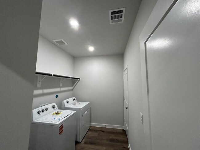 Building Photo - 7850 Alset Dr
