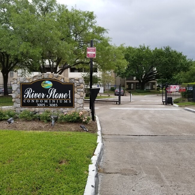 Building Photo - 3015 Walnut Bend Ln