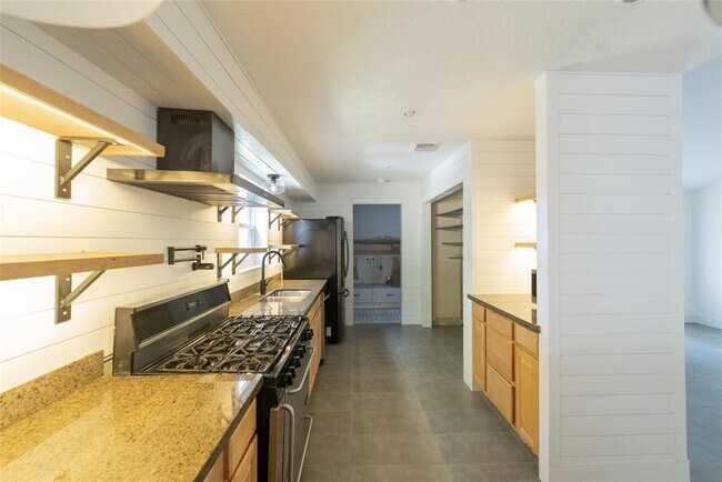 Building Photo - 14110 Greenway Dr