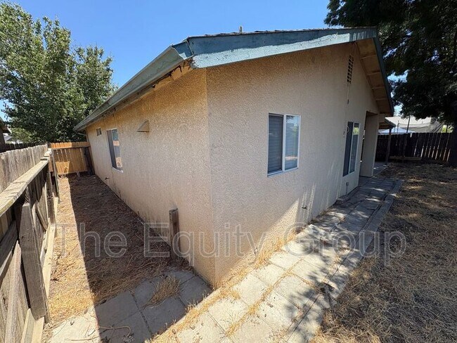 Building Photo - 1905 Grapewood St