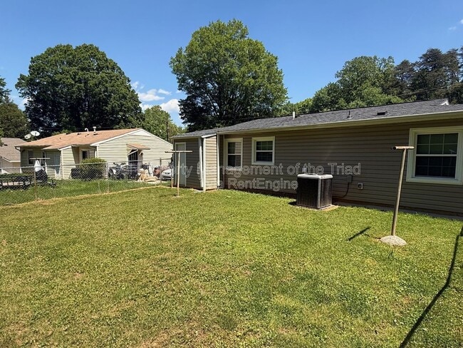 Building Photo - 5208 Larkspur Dr