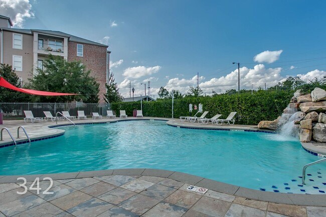 Building Photo - 600 13th St E