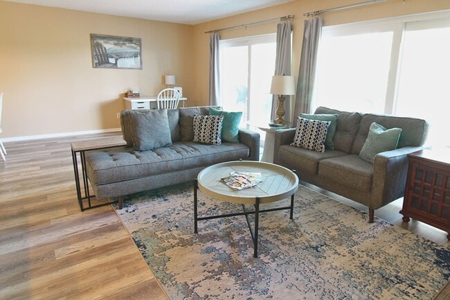 Building Photo - Beachside Bliss: Stunning 2 Bed, 2 Bath Co...