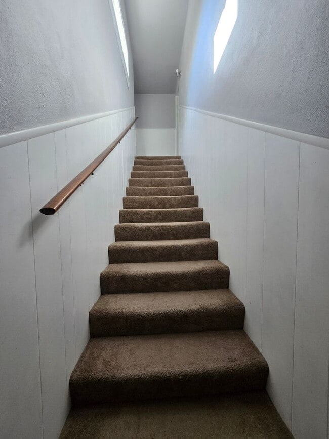 Building Photo - Cute 2 Story Home