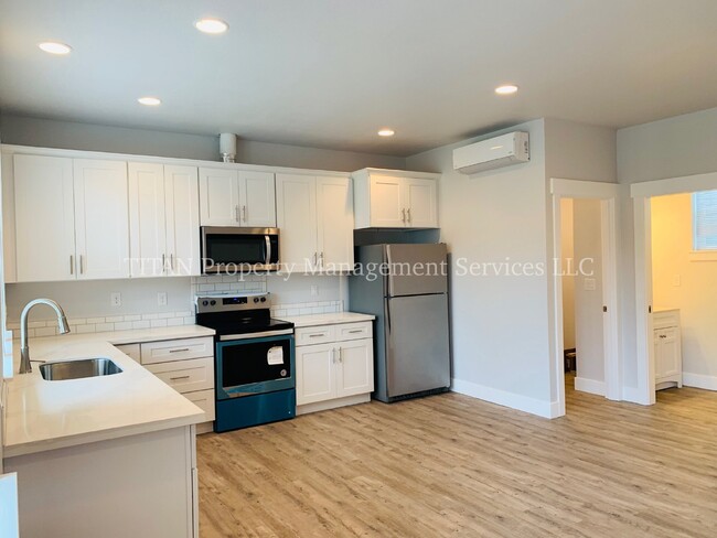 Building Photo - Cozy 2-Bed Condo Retreat with Gleaming Har...