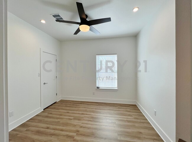 Building Photo - MOVE-IN SPECIAL: $500.00 off your 2nd full month's rent if lease signed by 3/1/26!