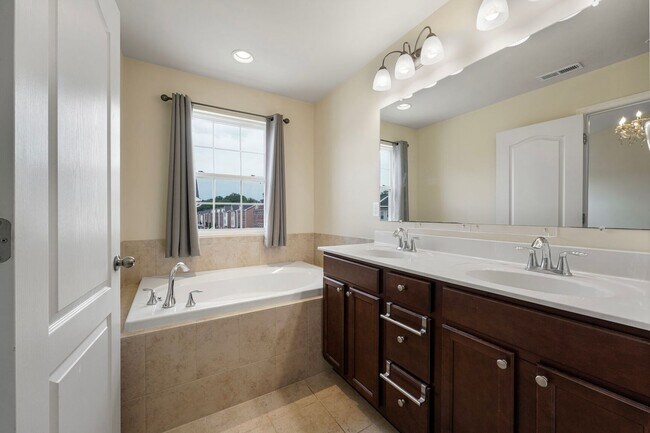 Building Photo - Spacious 3-Level END UNIT Townhome