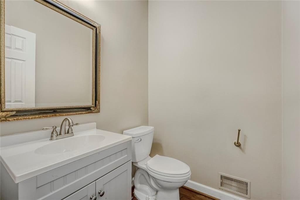 Building Photo - 1111 Lake Washington Dr NW