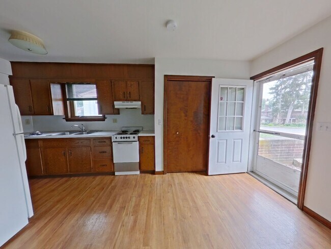 Building Photo - 550 S Hanover St