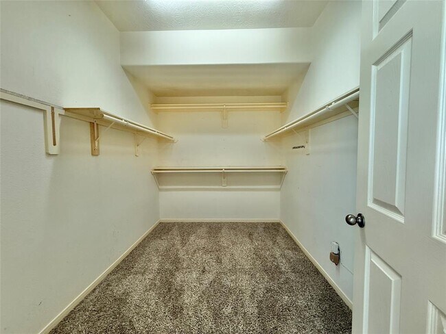 Building Photo - 25314 Oak Knot Dr
