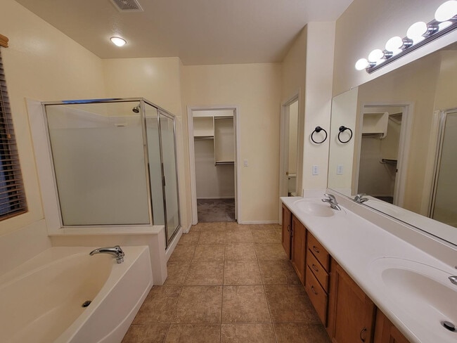 Building Photo - 3562 E Meadowview Dr