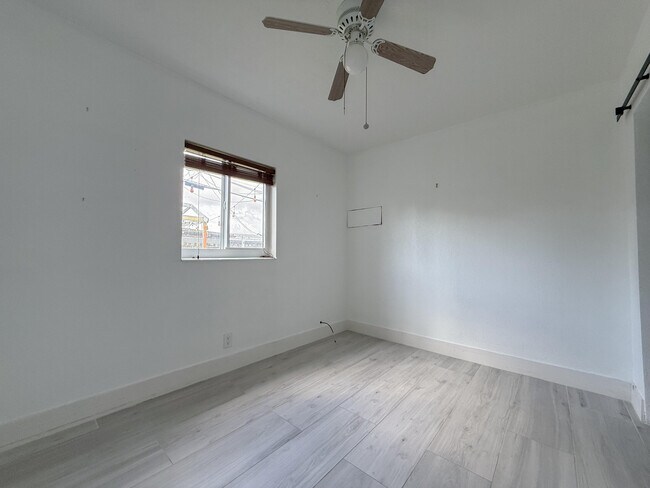 Building Photo - 320 NE 60th St