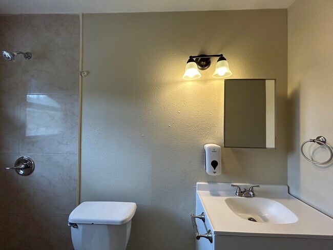 Building Photo - 1006 Laurel Dr