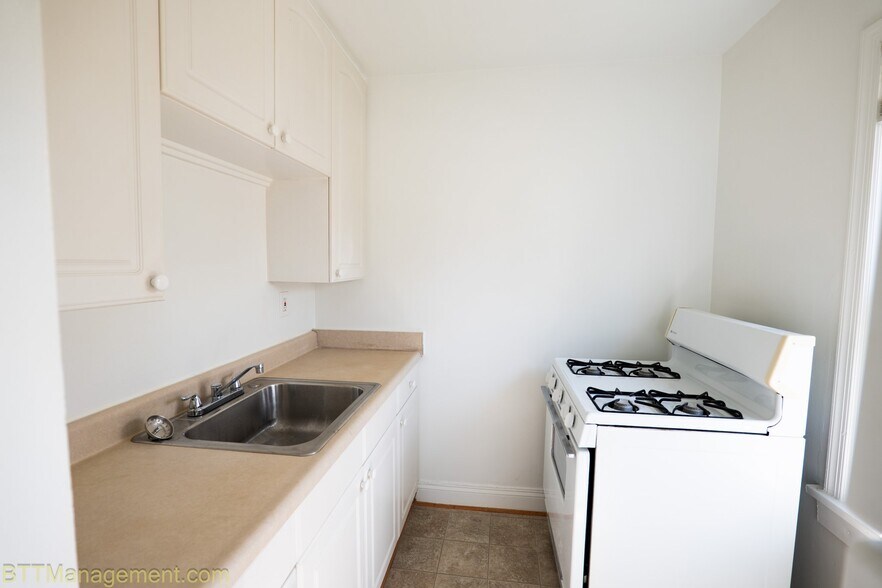 Building Photo - 908 Hudson Ave