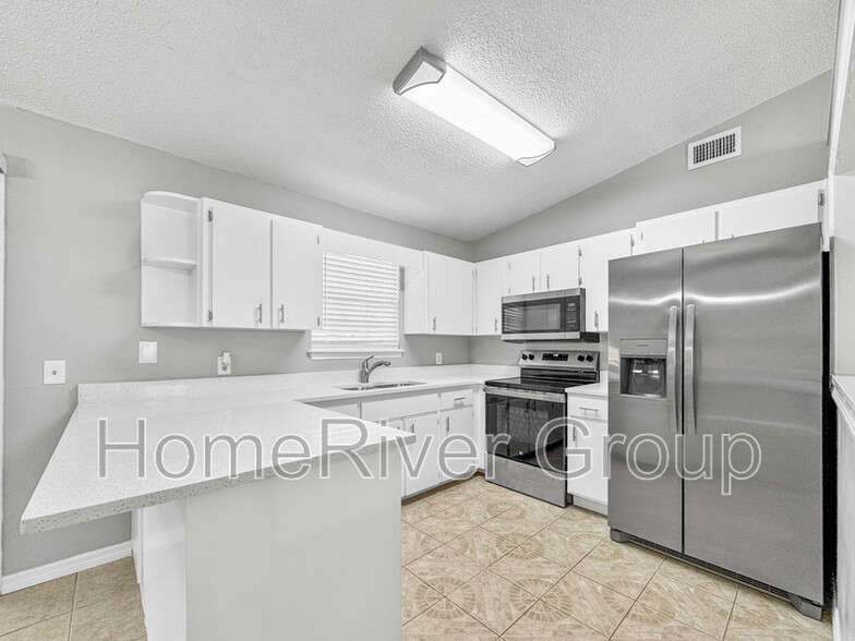 Building Photo - 2421 Silver Palm Dr