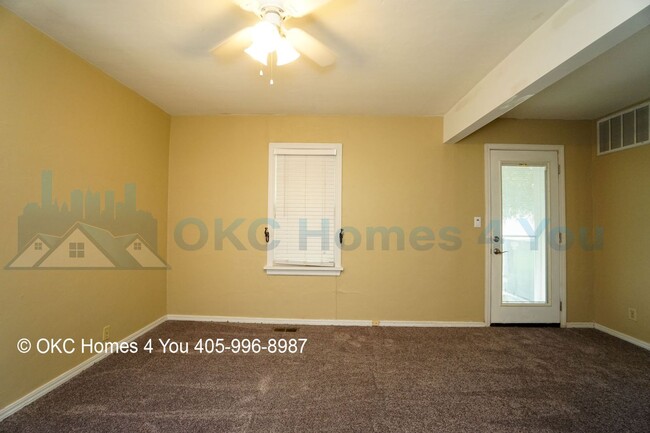 Building Photo - Stylish, Updated 2 Bedroom House! Move-in ...