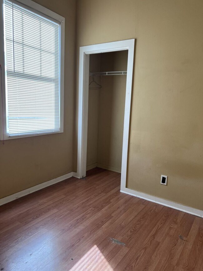 Building Photo - Cute pet friendly 2 bedroom single family ...