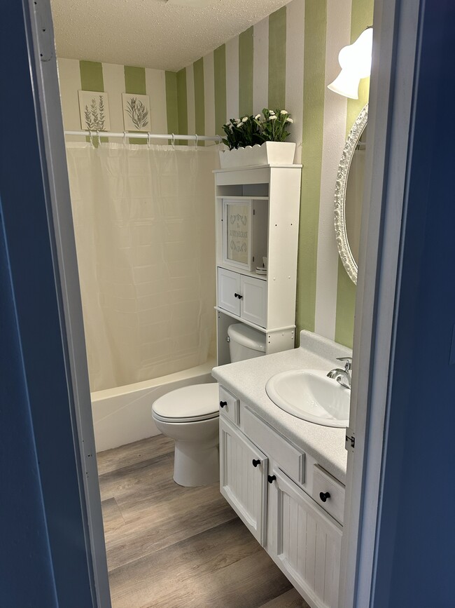 Building Photo - 308 W Lake Dr