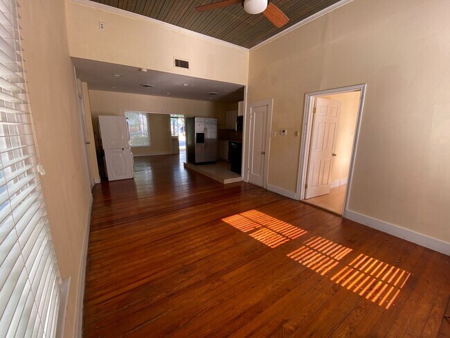 Building Photo - Charming & Updated 3 BR / 2 BA House Downtown & Walking Distance to the University of TX / Wood F...