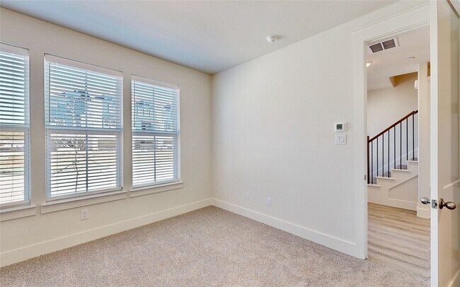 Building Photo - 833 Concan Dr