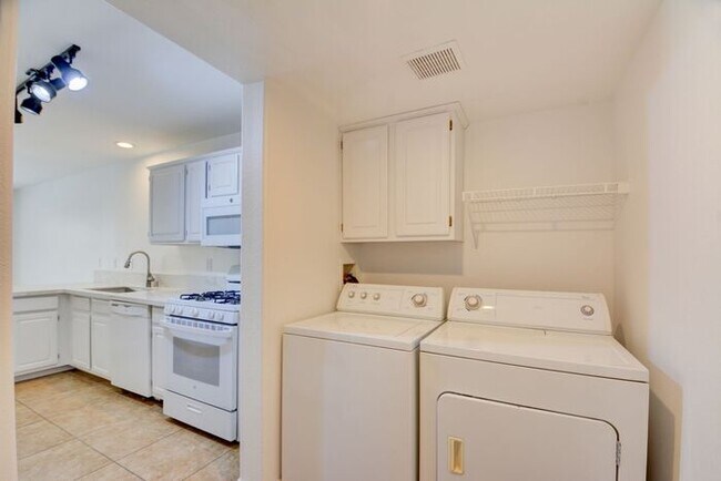 Building Photo - Renovated and Modern. This fantastic 2br in a gated community in Silverado Ranch has all the amen...