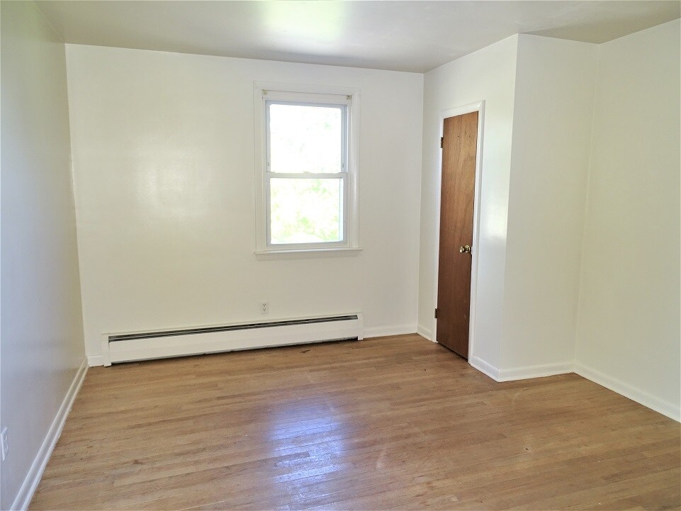 Building Photo - 267 E Main St