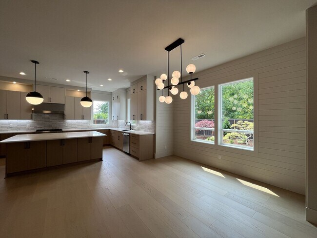 Building Photo - 17402 NW Lone Rock Dr