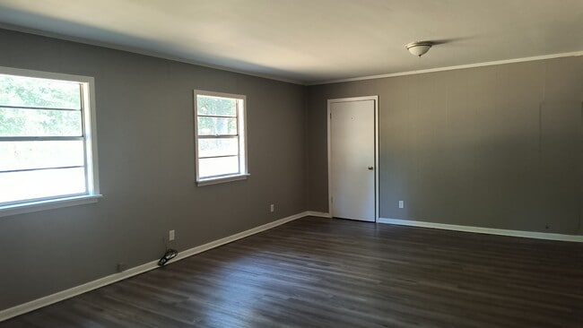 Building Photo - 2401 Howard Dr