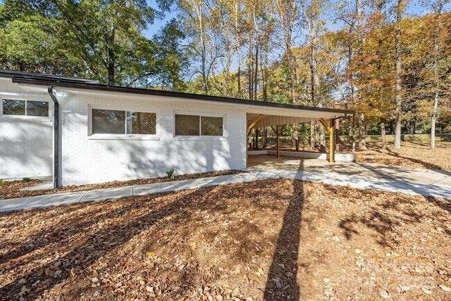 Building Photo - 8625 Cedarbrook Dr