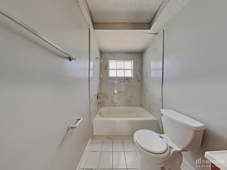 Building Photo - 13005 Willoughby Ln